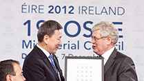 Tanaiste Eamon Gilmore makes a presentation to Bold Luvsanvandan, Foreign Affairs Minister and Head of the Delegation from Mongolia.
