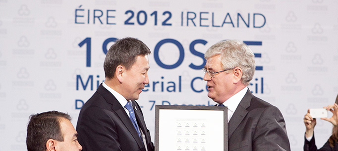 Tanaiste Eamon Gilmore makes a presentation to Bold Luvsanvandan, Foreign Affairs Minister and Head of the Delegation from Mongolia.