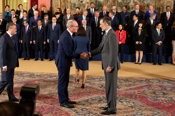 Tánaiste Simon Coveney meets His Majesty King Felipe VI of Spain at ASEM FMM14 