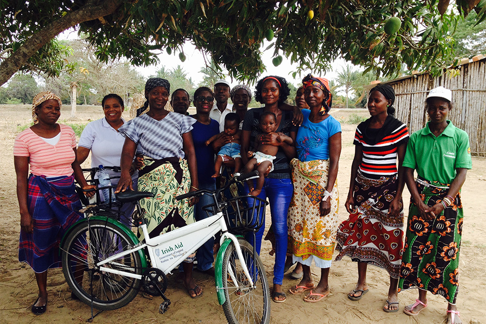 Event: Monitoring visit. Members of Govuro Home based care association, IA staff member, and Provincial Directorate of Health staff member. Members with a bicycle that was donated by Irish Aid. Govuro, Inhambane Province Nov 2015 Photographer name and credit: Aoife Murphy, DFAT staff